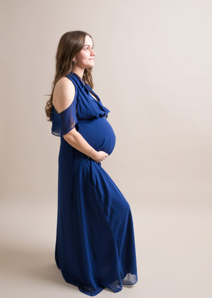 babybauch-shooting-mainz-blaues-kleid-studio.jpg Schwangere Frau im blauen Kleid beim Babybauch Shooting im Studio in Mainz