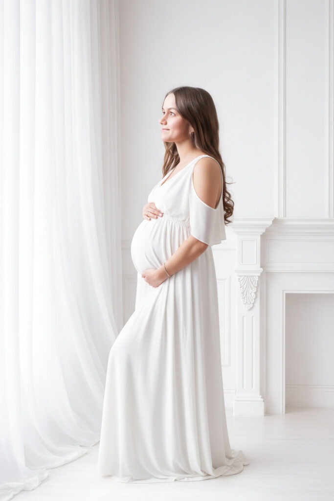 babybauch-shooting-wiesbaden-weisses-kleid-hell.jpg Schwangere Frau im weißen Kleid bei einem hellen Babybauch Shooting in Wiesbaden