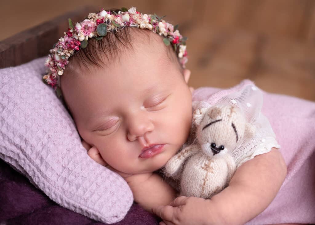 Detailaufnahme eines schlafenden Neugeborenen mit Teddy beim Newborn Shooting in Mainz